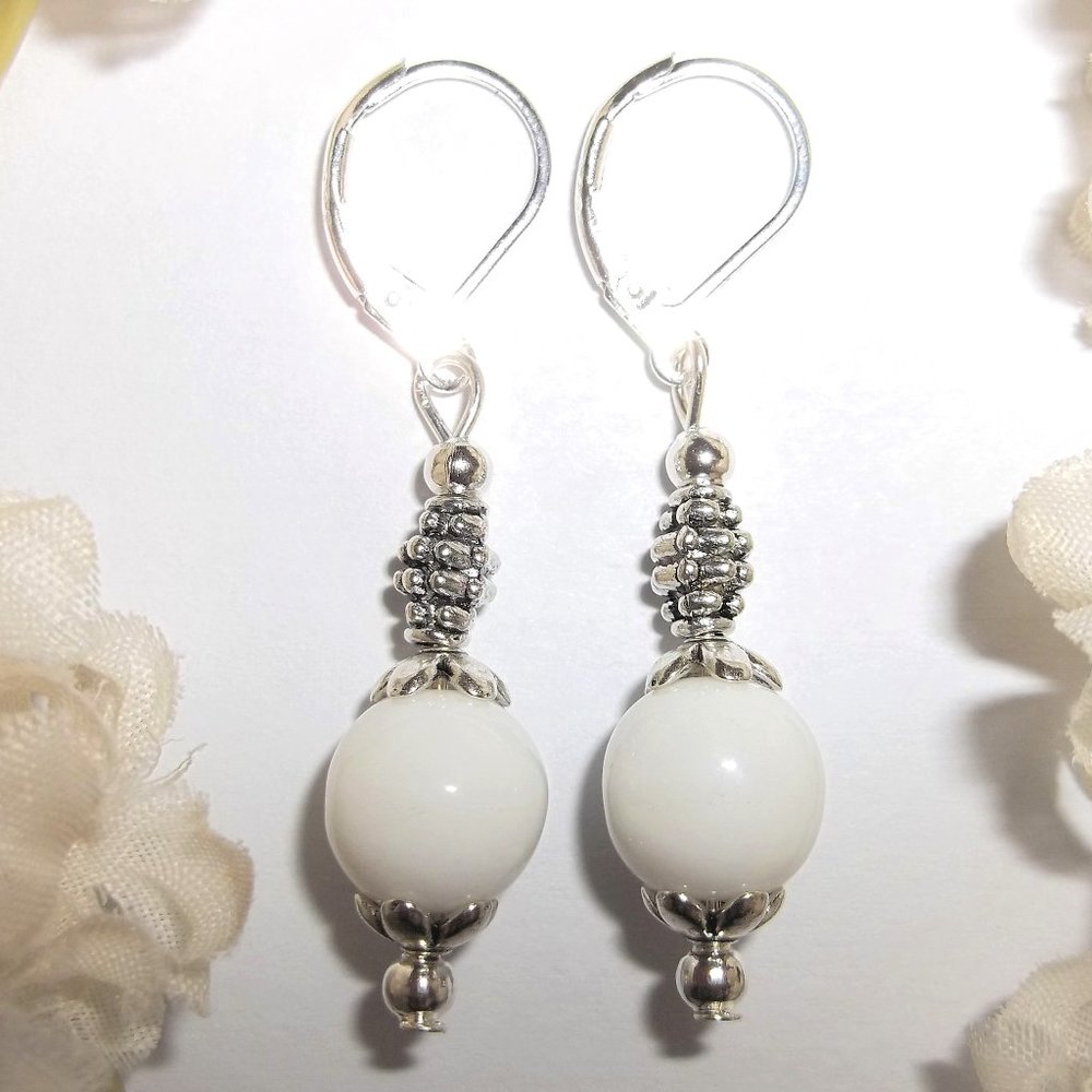 Simple White and Silver Beaded Dangle Earrings Fashion Jewelry Set Pair NWT 7182